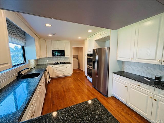 88 The Glen 88, Glen Head, NY 11545