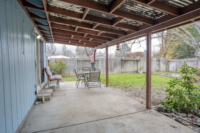 125 Meadow View Drive, Phoenix, OR 97535