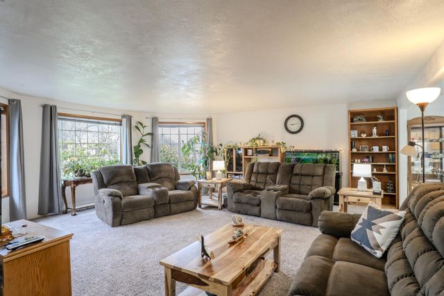 125 Meadow View Drive, Phoenix, OR 97535