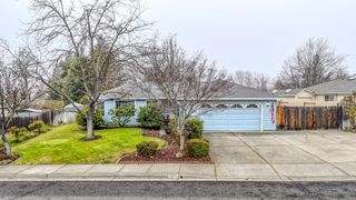 125 Meadow View Drive, Phoenix, OR 97535