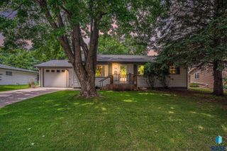 715 N Catherine Ave, Madison, SD 57042