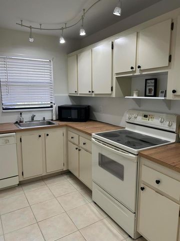 4700 Lucerne Lakes Boulevard 308, Lake Worth, FL 33467