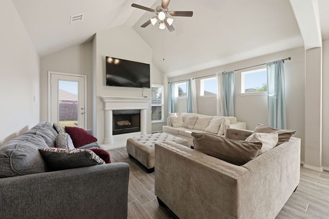 1204 Queens Brook Lane, Fort Worth, TX 76140