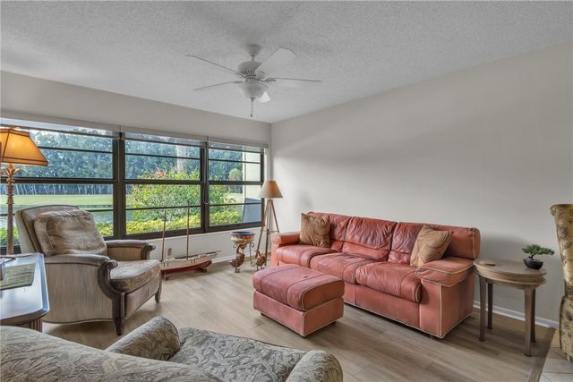 9 Plantation Drive 102, Vero Beach, FL 32966