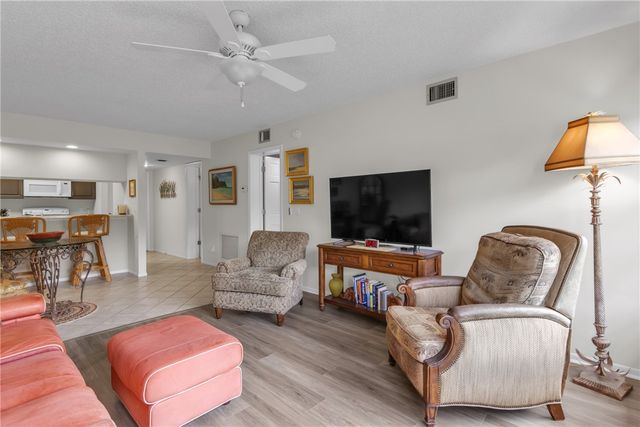 9 Plantation Drive 102, Vero Beach, FL 32966