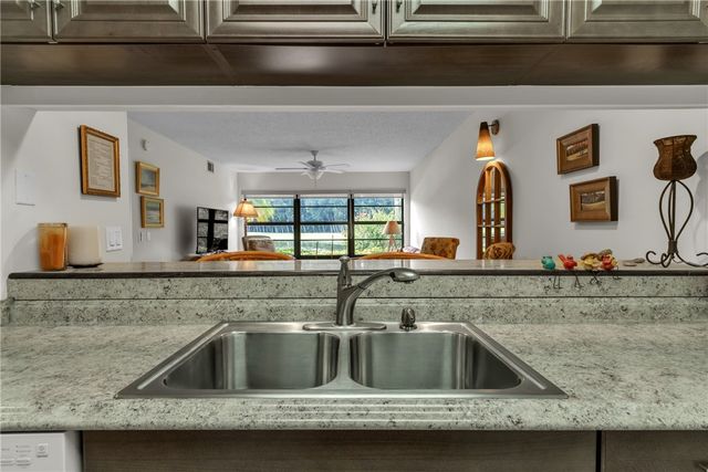 9 Plantation Drive 102, Vero Beach, FL 32966