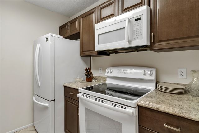 9 Plantation Drive 102, Vero Beach, FL 32966