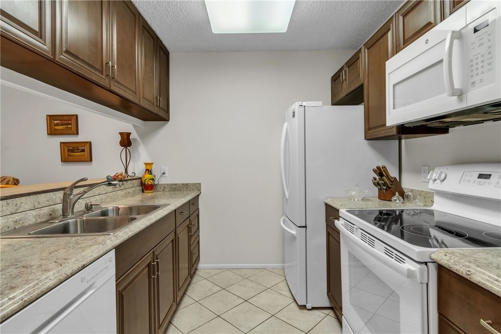 9 Plantation Drive 102, Vero Beach, FL 32966