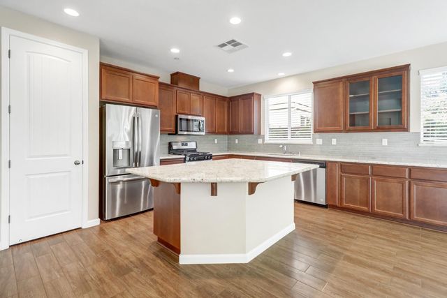 1437 Greenbrier Rd, West Sacramento, CA 95691
