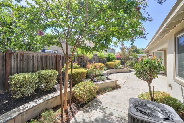 1437 Greenbrier Rd, West Sacramento, CA 95691