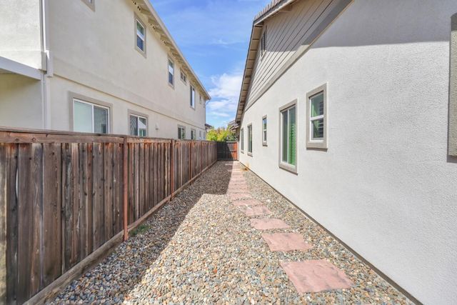 1437 Greenbrier Rd, West Sacramento, CA 95691