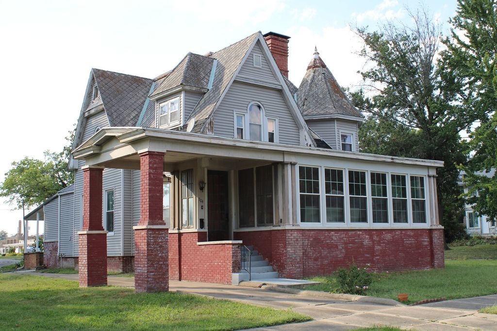 Image 1 of property listing at 304 S Maple Street, Centralia, IL 62801