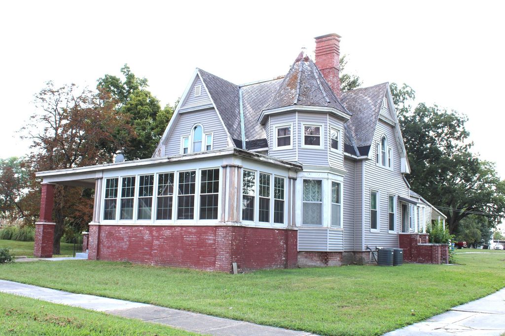 Image 2 of property listing at 304 S Maple Street, Centralia, IL 62801