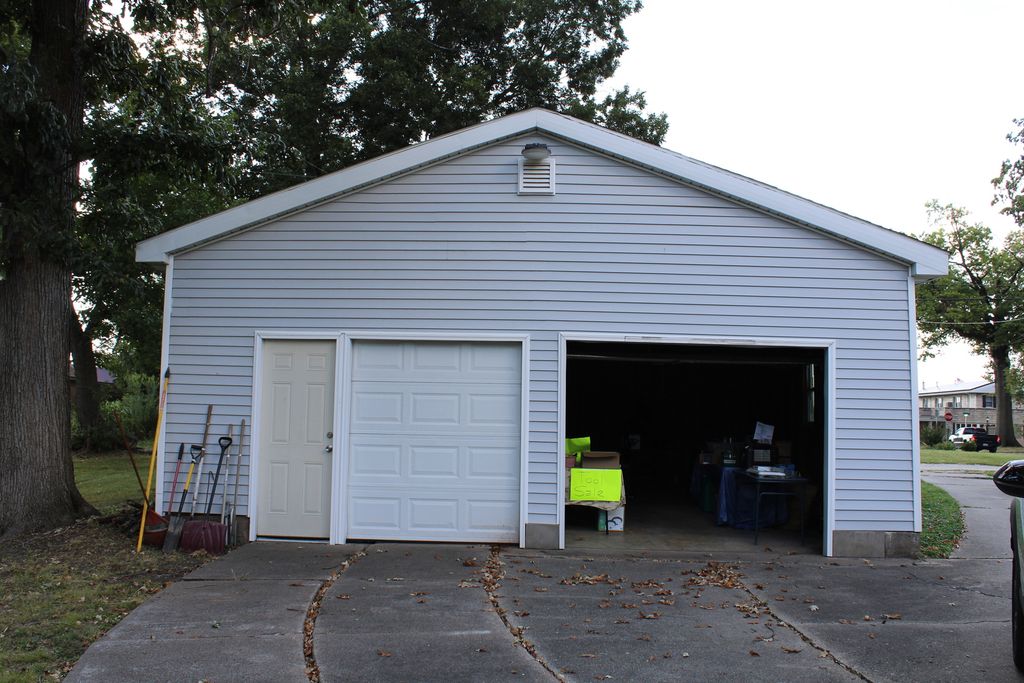 Image 3 of property listing at 304 S Maple Street, Centralia, IL 62801