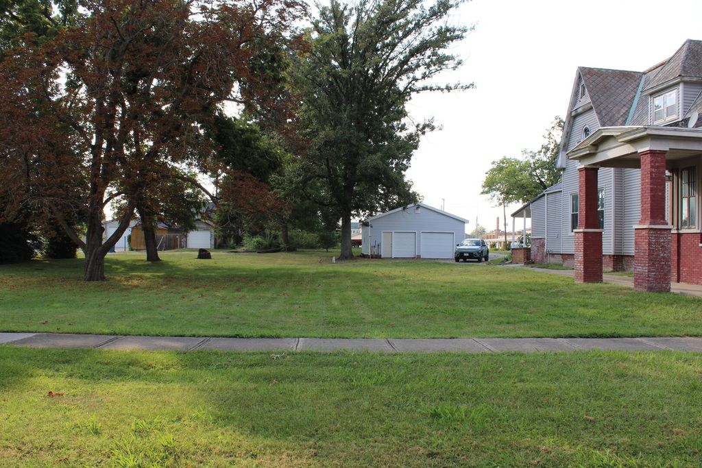Image 4 of property listing at 304 S Maple Street, Centralia, IL 62801