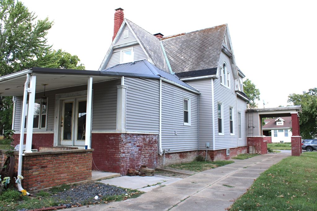 Image 40 of property listing at 304 S Maple Street, Centralia, IL 62801