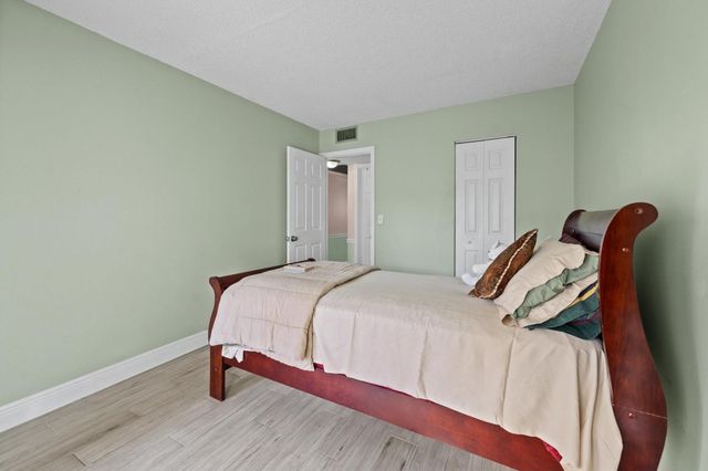 380 Sheffield P, West Palm Beach, FL 33417