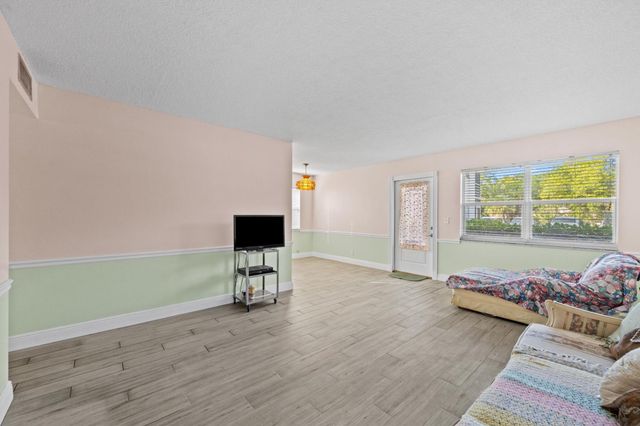 380 Sheffield P, West Palm Beach, FL 33417