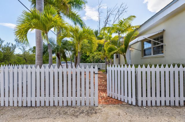 157 Caloosa Street, Plantation Key, FL 33070