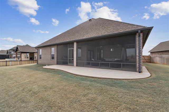 2201 Lago Drive, Moore, OK 73160