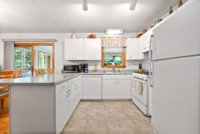 11 Poore Road, Hooksett, NH 03106