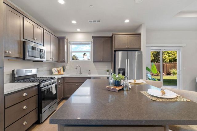 1972 Sugar Pine Dr, Oakdale, CA 95361