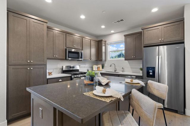 1972 Sugar Pine Dr, Oakdale, CA 95361