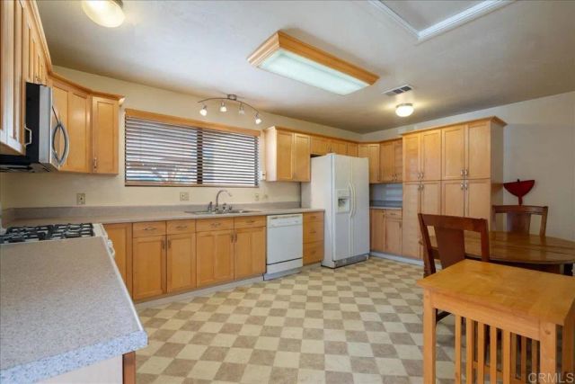 1186 E Lexington, El Cajon, CA 92019