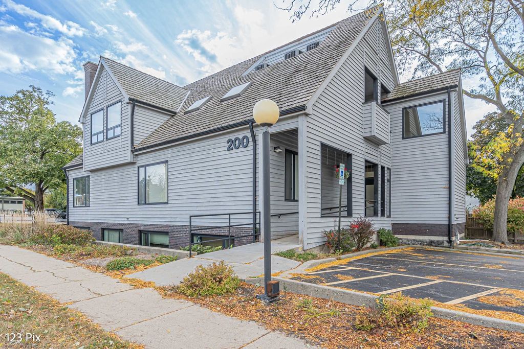200 N Northwest Highway 100, Barrington, IL 60010