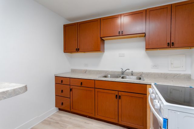 2406 Algonquin Road 4, Rolling Meadows, IL 60008