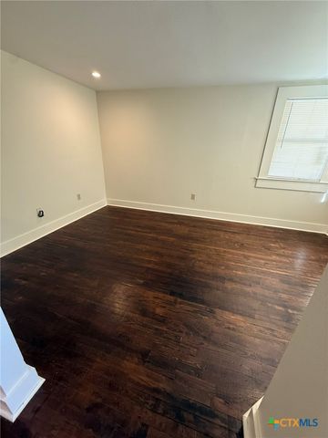 619 E Donegan Street, Seguin, TX 78155