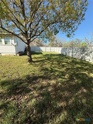 619 E Donegan Street, Seguin, TX 78155