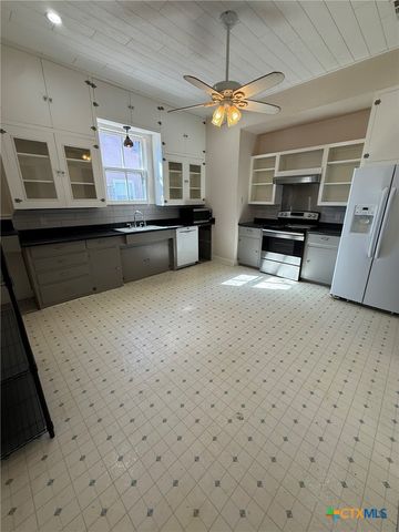 619 E Donegan Street, Seguin, TX 78155