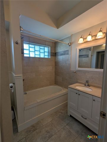 619 E Donegan Street, Seguin, TX 78155