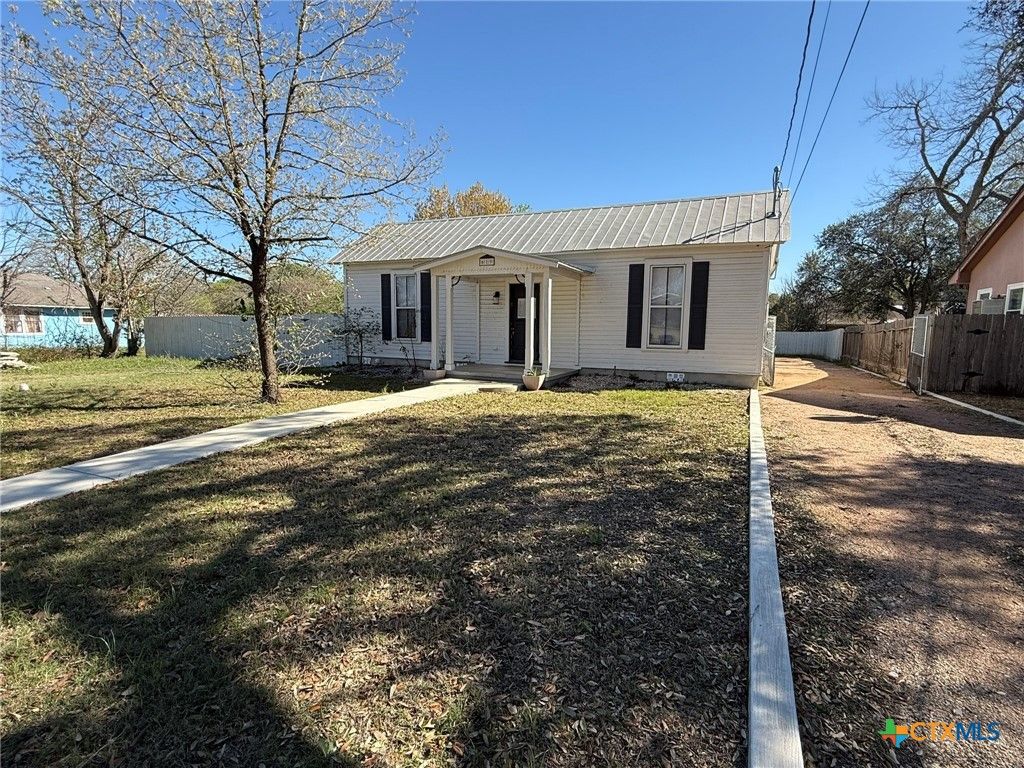 619 E Donegan Street, Seguin, TX 78155