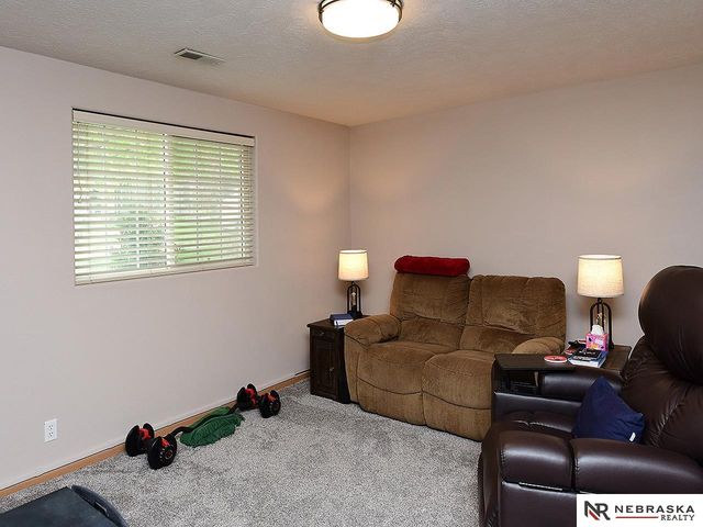 20218 Cleveland Circle, Omaha, NE 68022