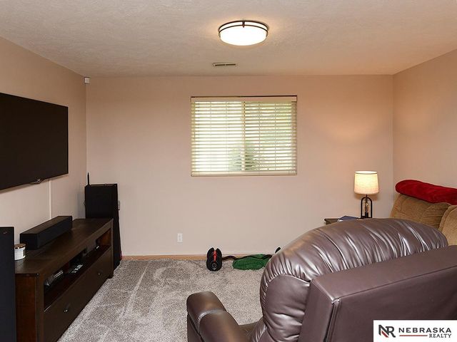 20218 Cleveland Circle, Omaha, NE 68022