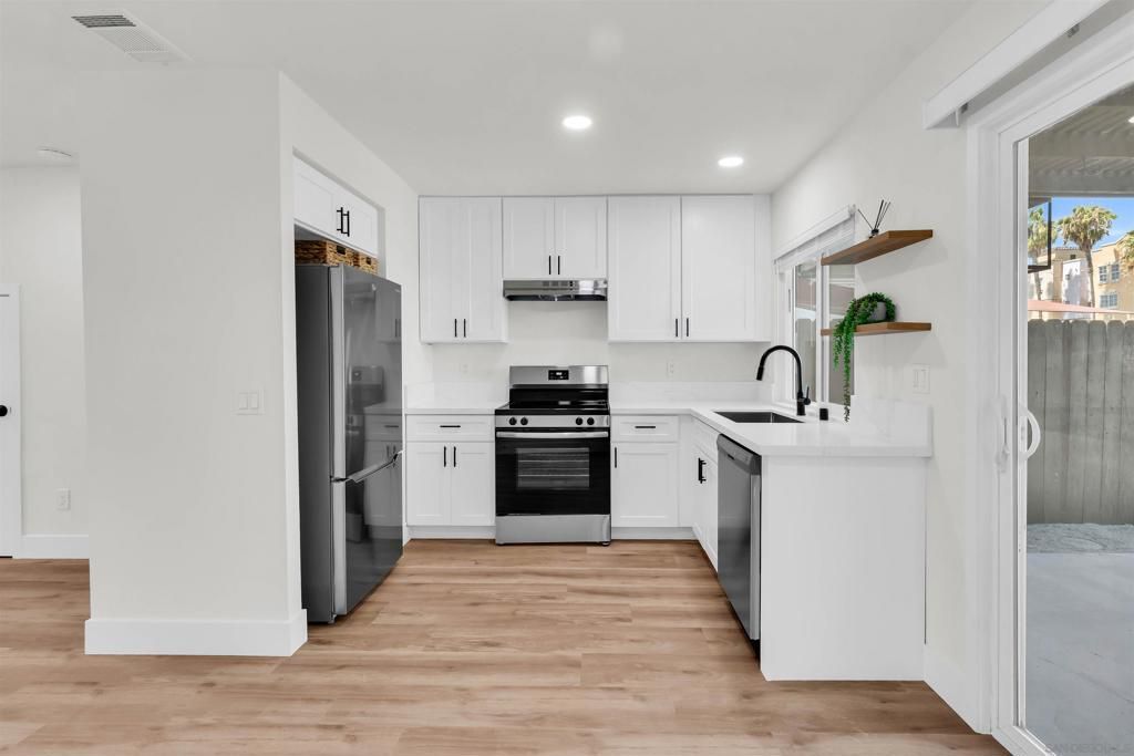 Image 4 of property listing at 514 Debra Pl, San Marcos, CA 92078
