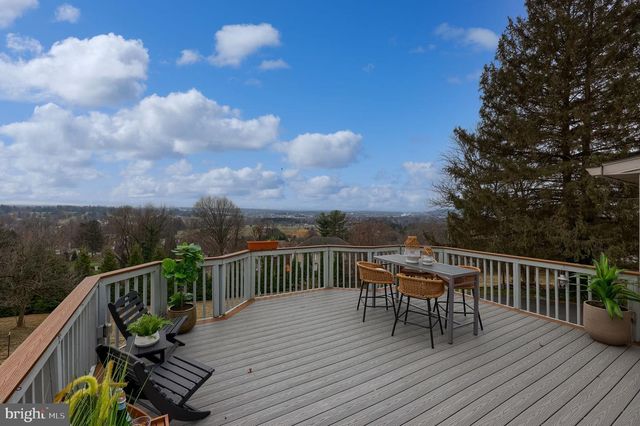 260 BLOSSOM HILL DR, Lancaster, PA 17601