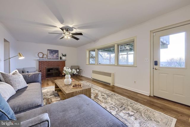 260 BLOSSOM HILL DR, Lancaster, PA 17601