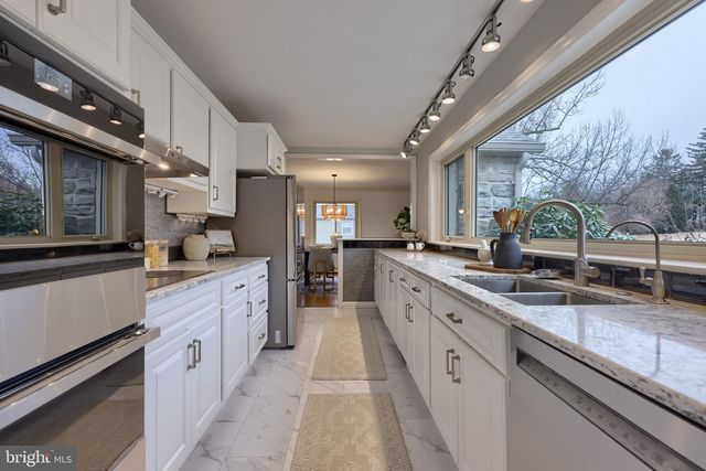 260 BLOSSOM HILL DR, Lancaster, PA 17601