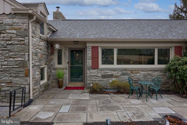 260 BLOSSOM HILL DR, Lancaster, PA 17601