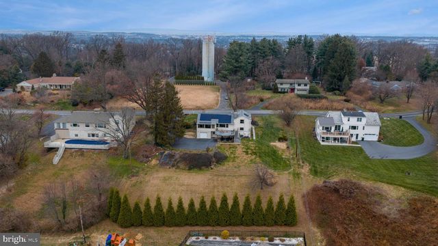 260 BLOSSOM HILL DR, Lancaster, PA 17601