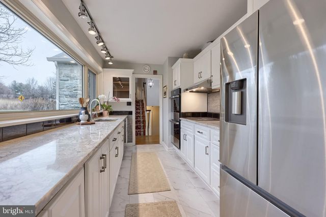 260 BLOSSOM HILL DR, Lancaster, PA 17601