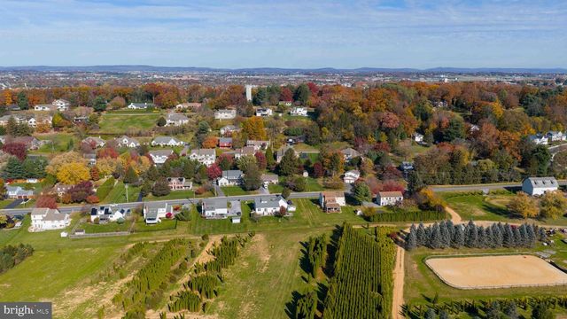 260 BLOSSOM HILL DR, Lancaster, PA 17601