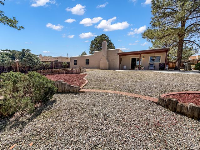 10108 La Paz Drive NW, Albuquerque, NM 87114