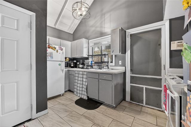 5601 ASHLEY OAKS DRIVE 6, Tampa, FL 33617