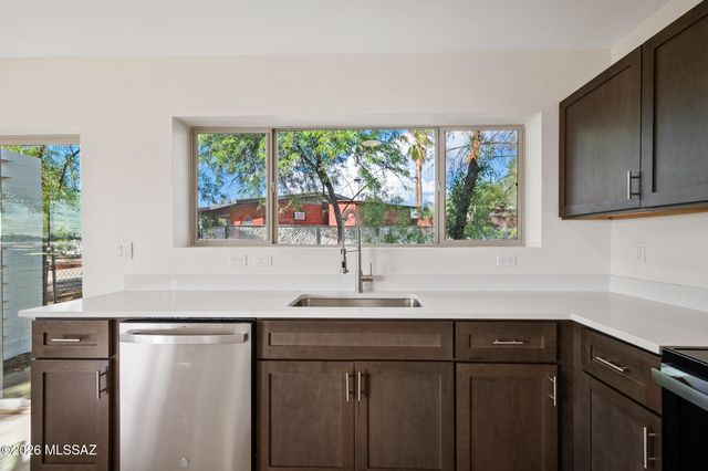 551 S Kent Place, Tucson, AZ 85710