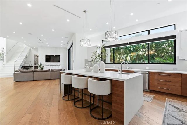 17917 Valley Vista Boulevard, Encino, CA 91316