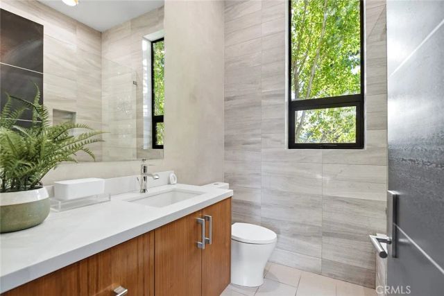 17917 Valley Vista Boulevard, Encino, CA 91316